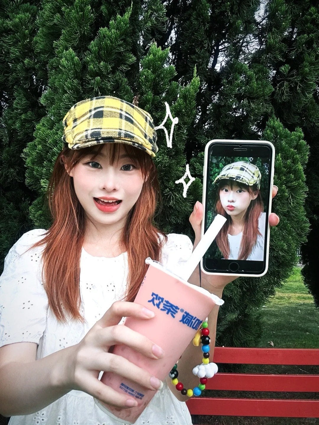 1. Tư thế chụp ảnh trong ảnh (selfie-ception), mỉm cười rạng rỡ