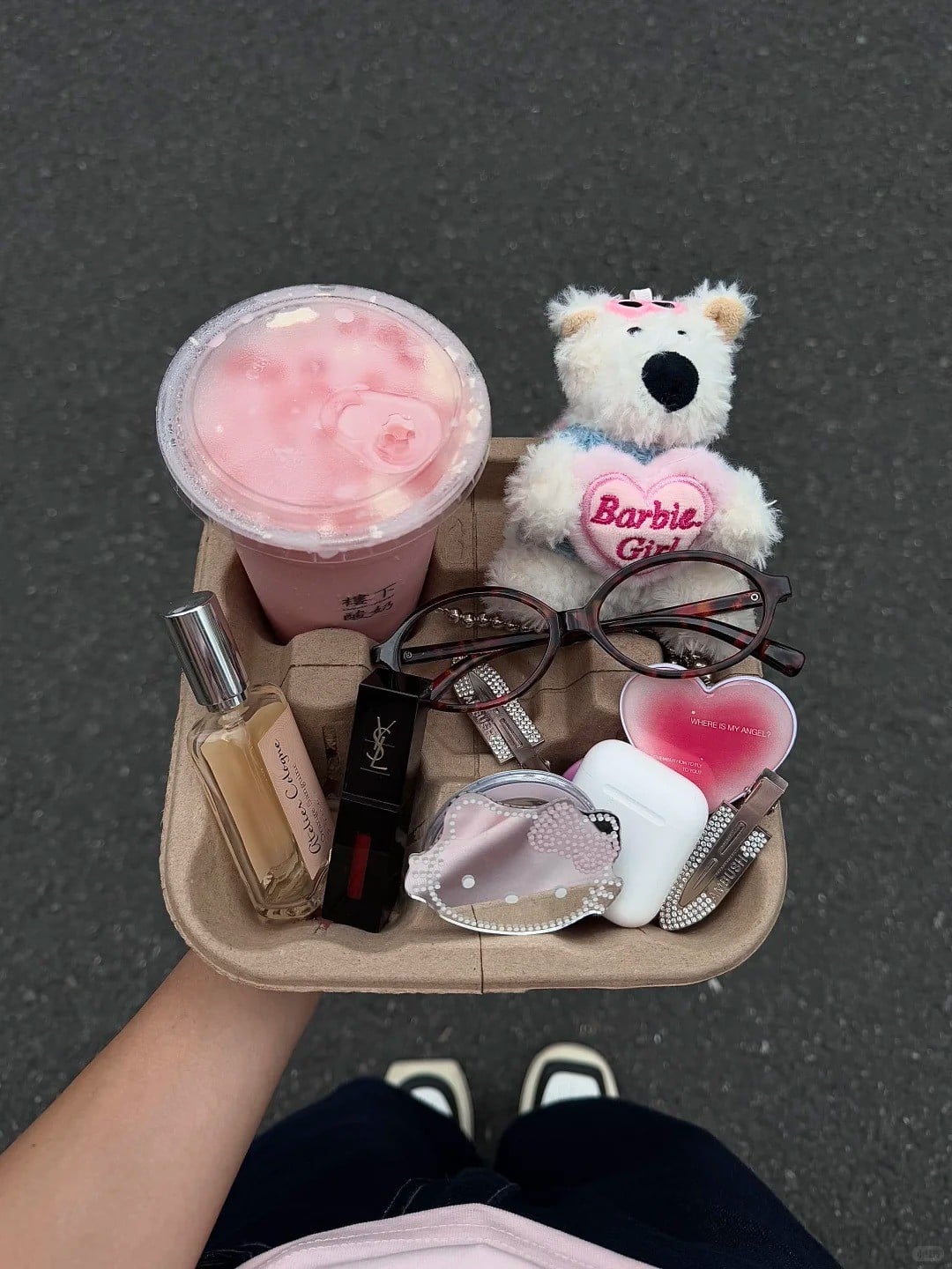 15. Tư thế chụp flatlay cùng các vật dụng cá nhân