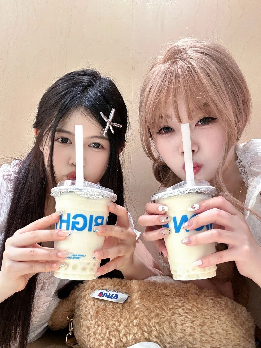 17. Tư thế hai người cùng uống, che miệng bằng ống hút