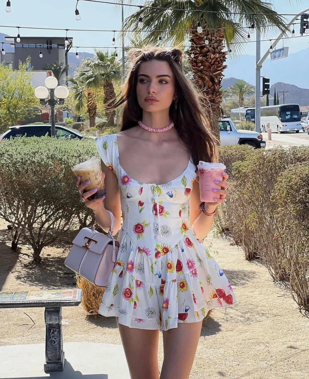 18. Tư thế bước đi tự nhiên, tay cầm hai ly nước