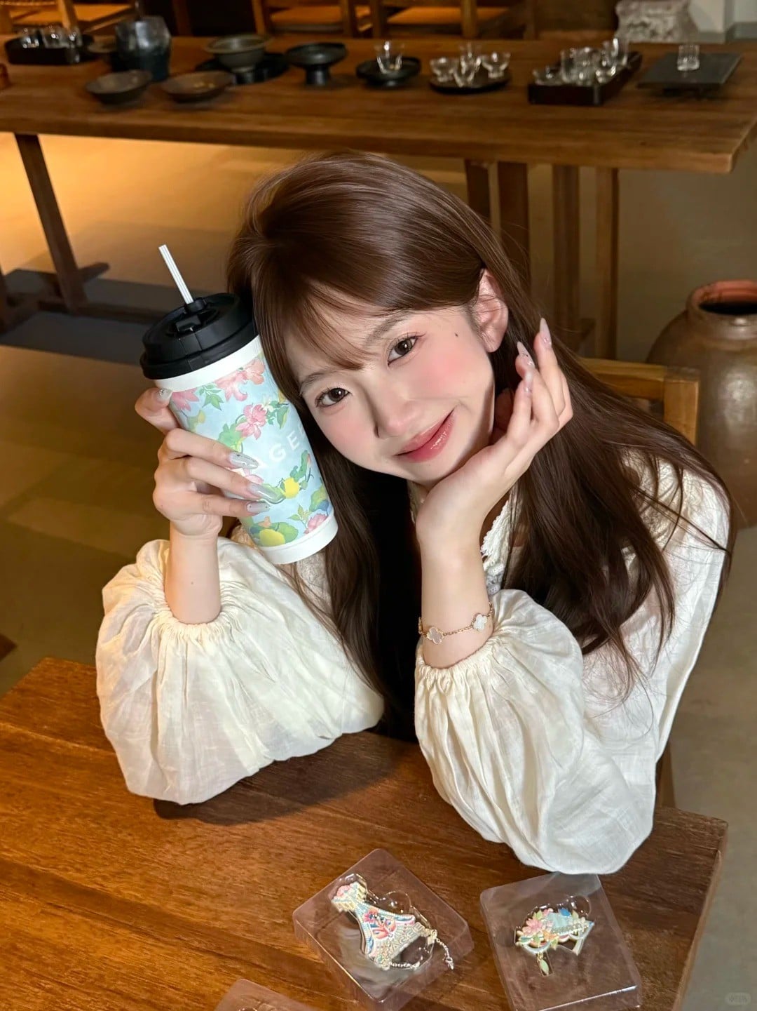 19. Tư thế ngồi chống cằm, nụ cười mỉm dịu dàng