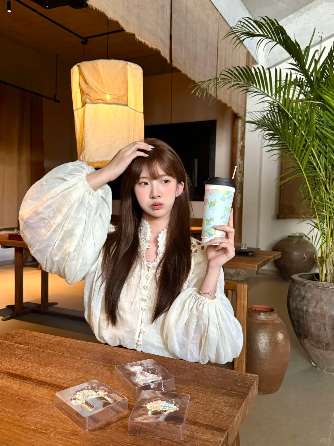 20. Tư thế vuốt tóc trầm tư, ánh mắt nhìn xa xăm