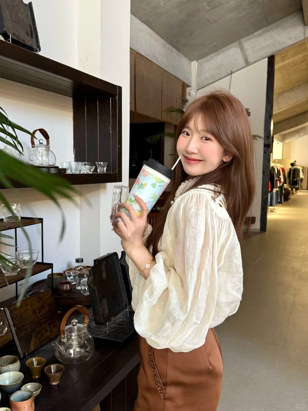 21. Tư thế đứng nghiêng người, khoe góc mặt và nụ cười