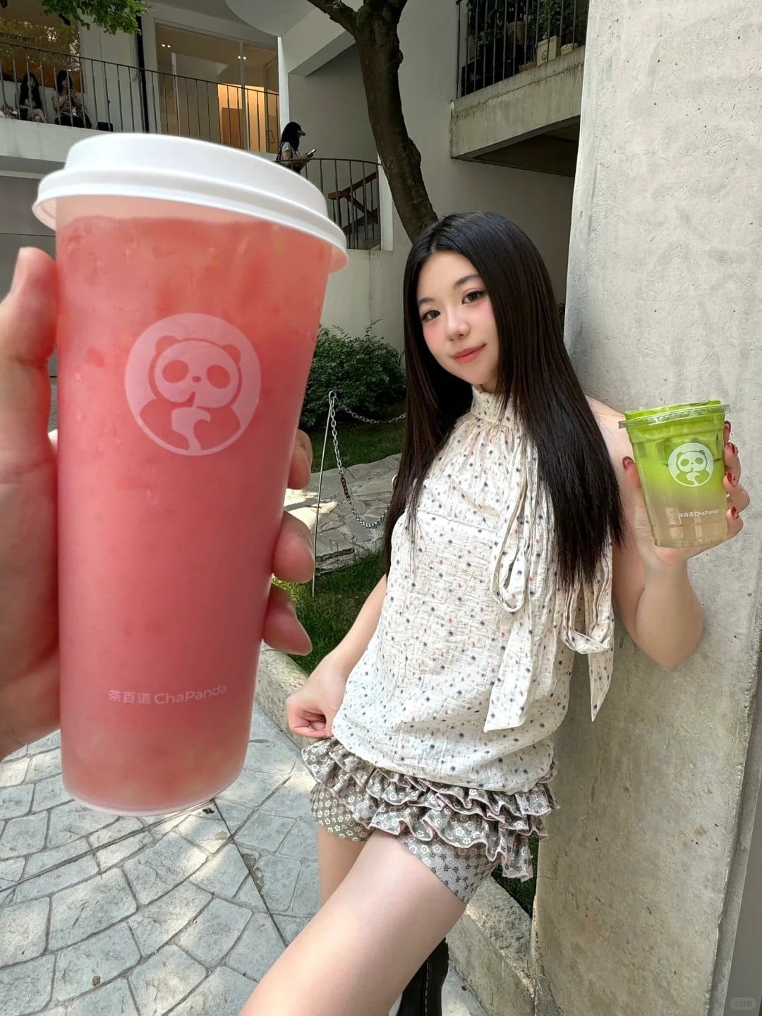 22. Tư thế đưa ly nước che một mắt, khoe ly còn lại