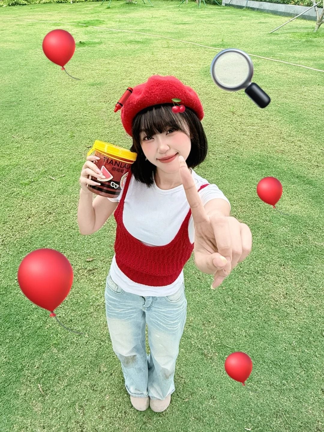 3. Tư thế tương tác với ống kính (chỉ tay), nụ cười ngọt ngào