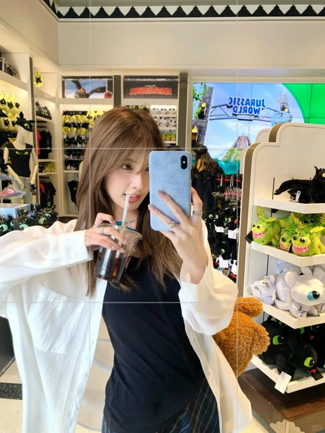 5. Tư thế chụp selfie qua gương, giả vờ uống trà