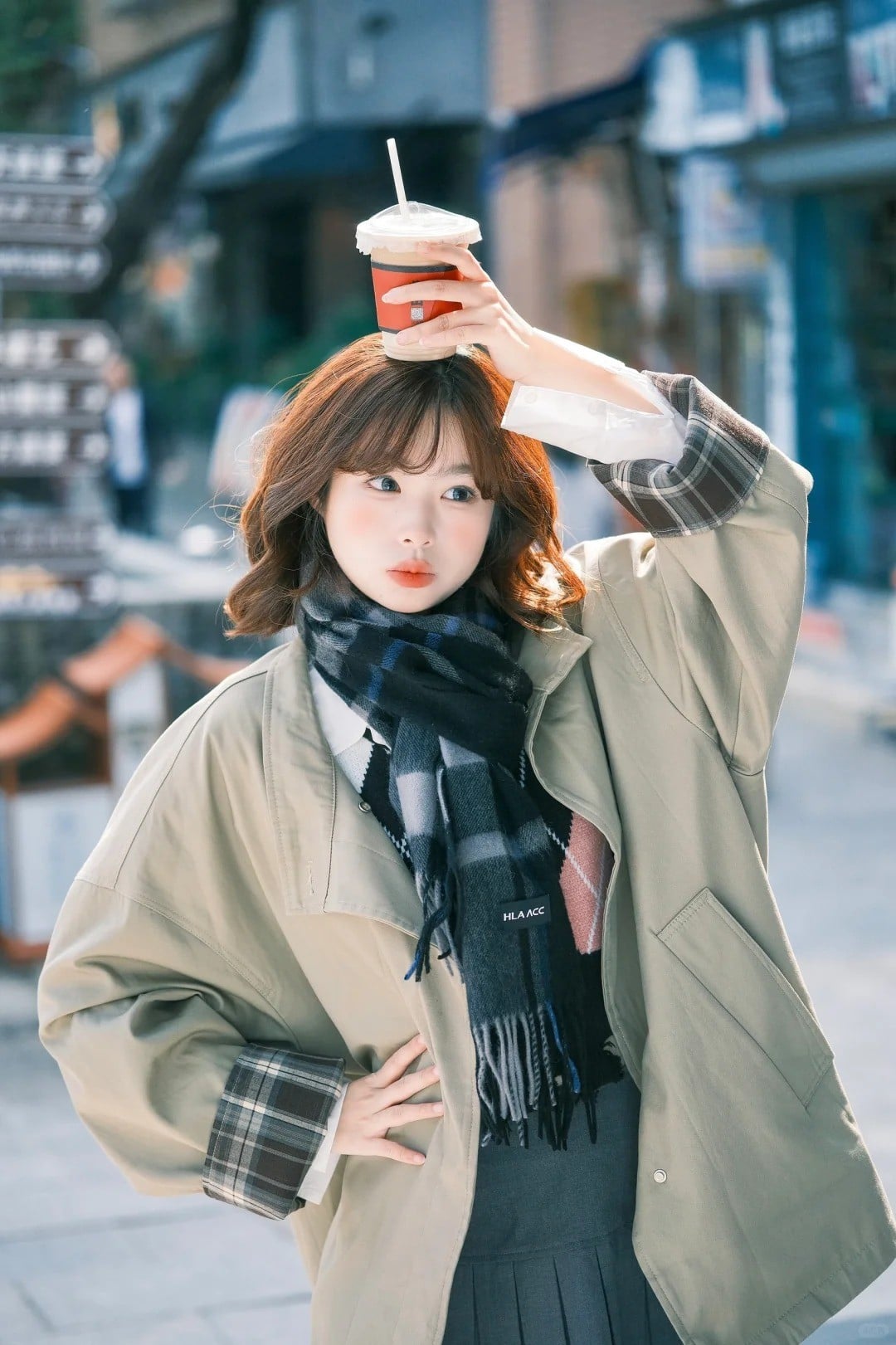 7. Tư thế đặt ly trà sữa lên đầu, tay chống hông kiêu kỳ