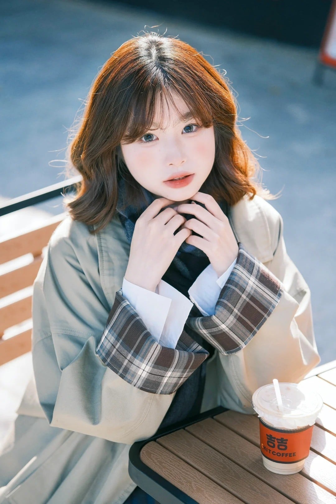 8. Tư thế ngồi điềm tĩnh, ánh mắt nhìn thẳng ống kính