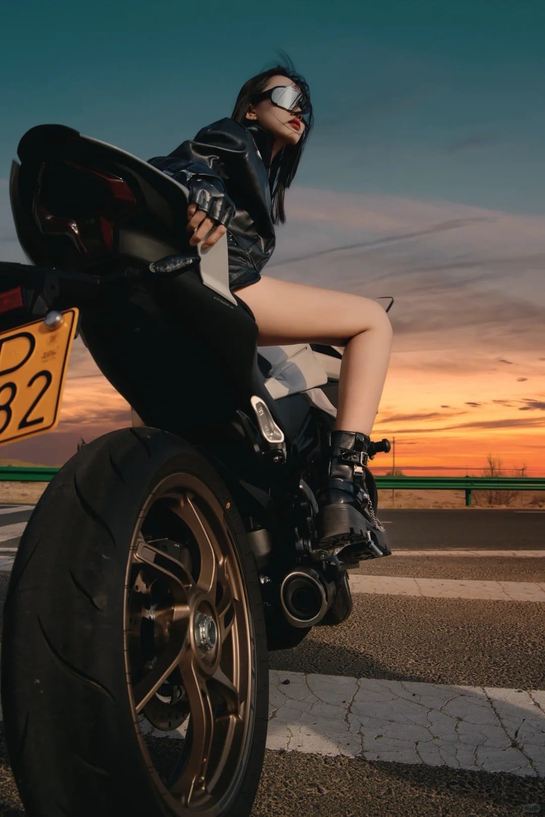 cách tạo dáng chụp ảnh với xe phân khối lớn