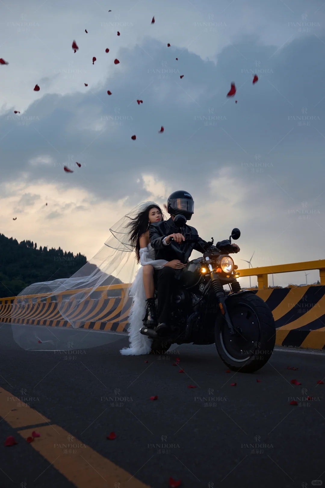 cách tạo dáng chụp ảnh với xe phân khối lớn