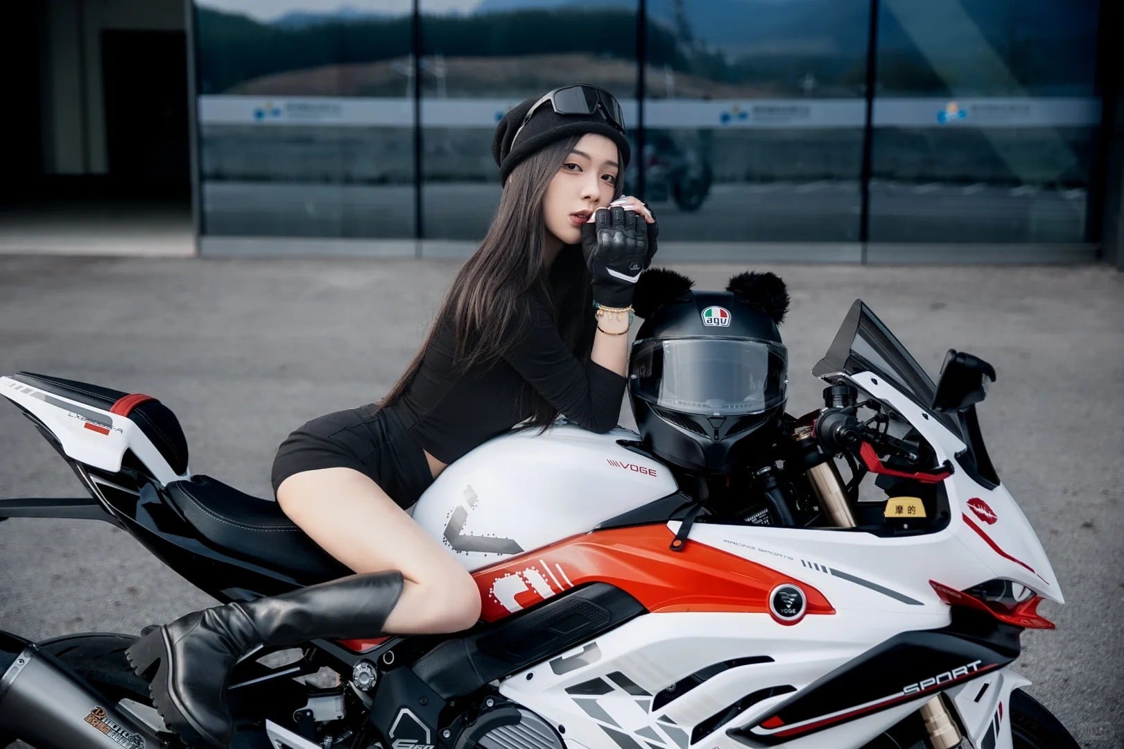 cách tạo dáng chụp ảnh với xe phân khối lớn