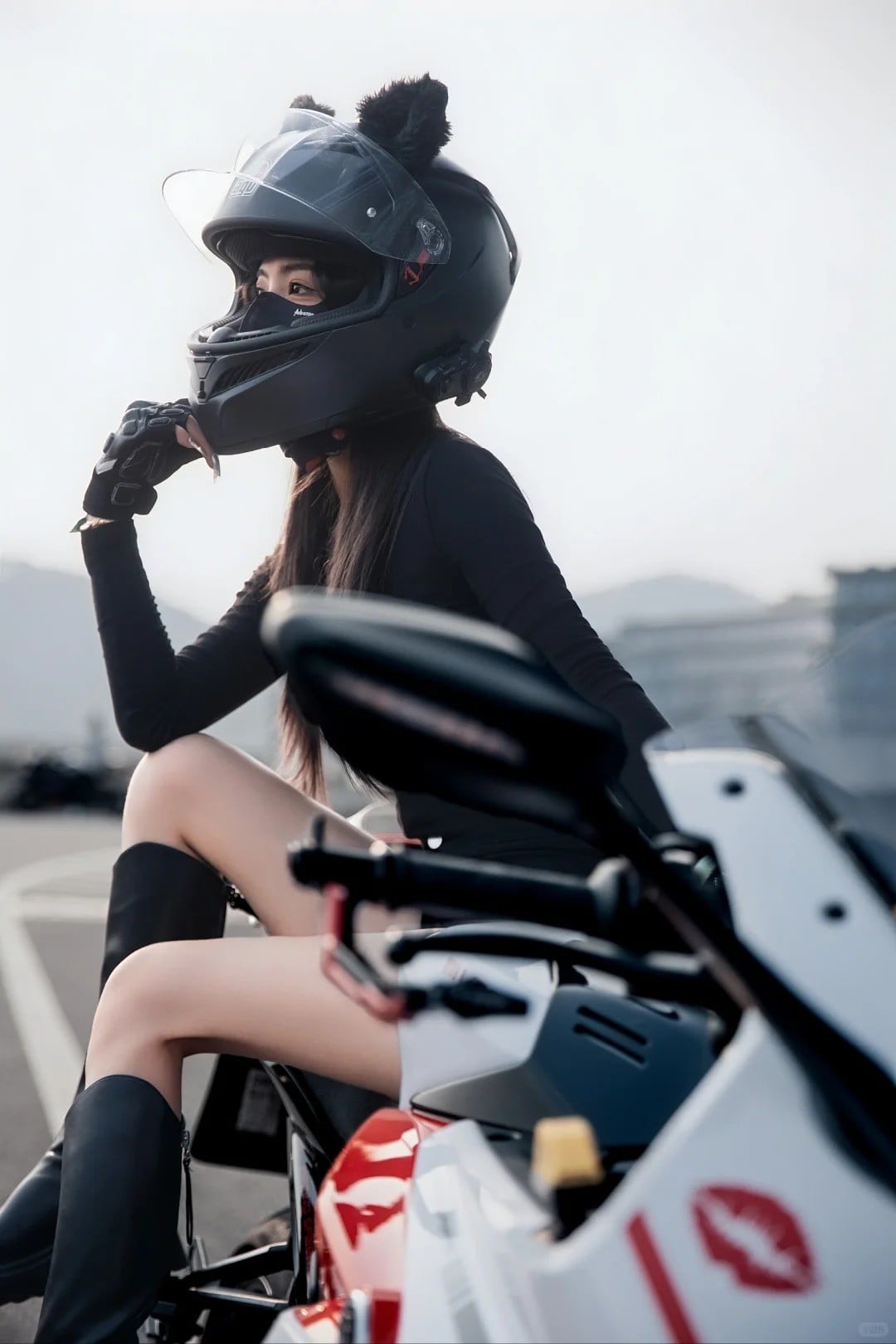 cách tạo dáng chụp ảnh với xe phân khối lớn