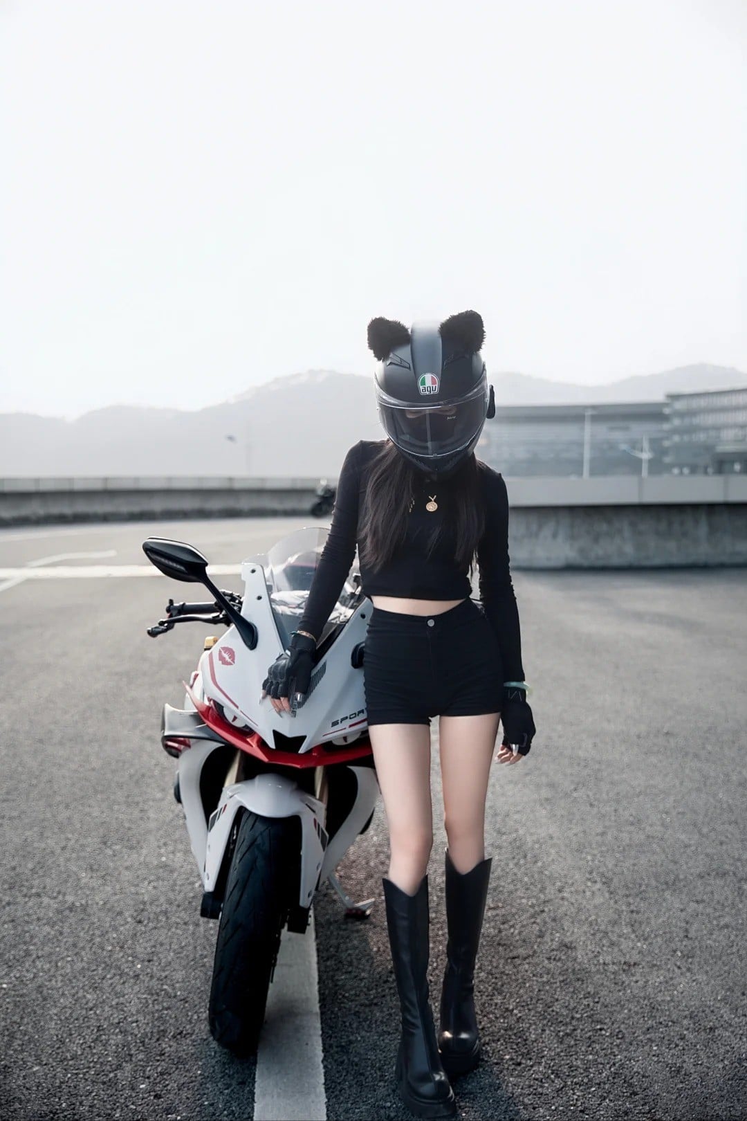 cách tạo dáng chụp ảnh với xe phân khối lớn