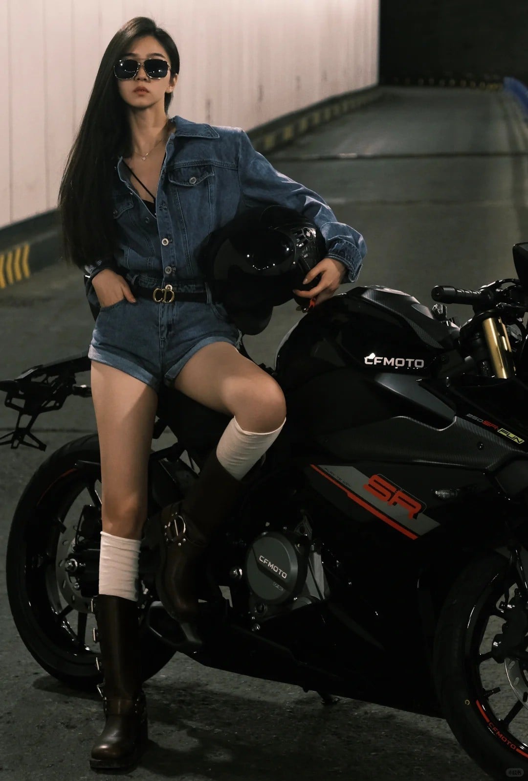 cách tạo dáng chụp ảnh với xe phân khối lớn