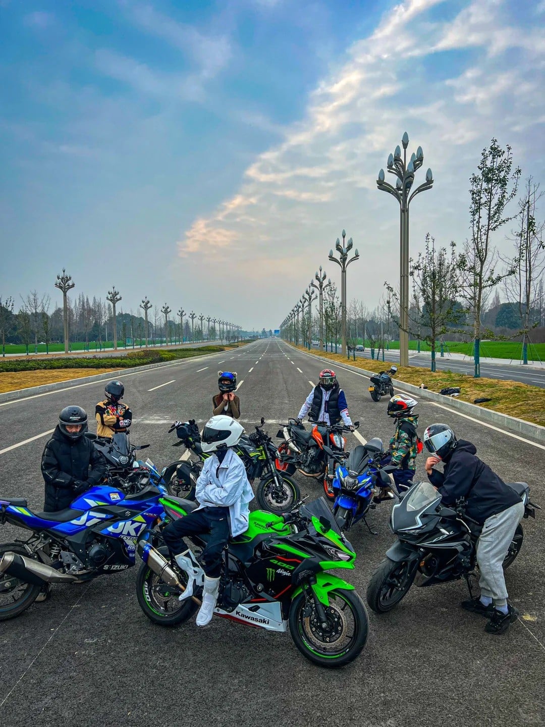 cách tạo dáng chụp ảnh với xe phân khối lớn