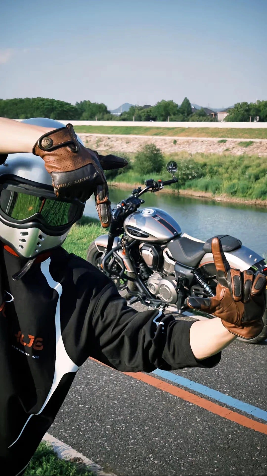 cách tạo dáng chụp ảnh với xe phân khối lớn