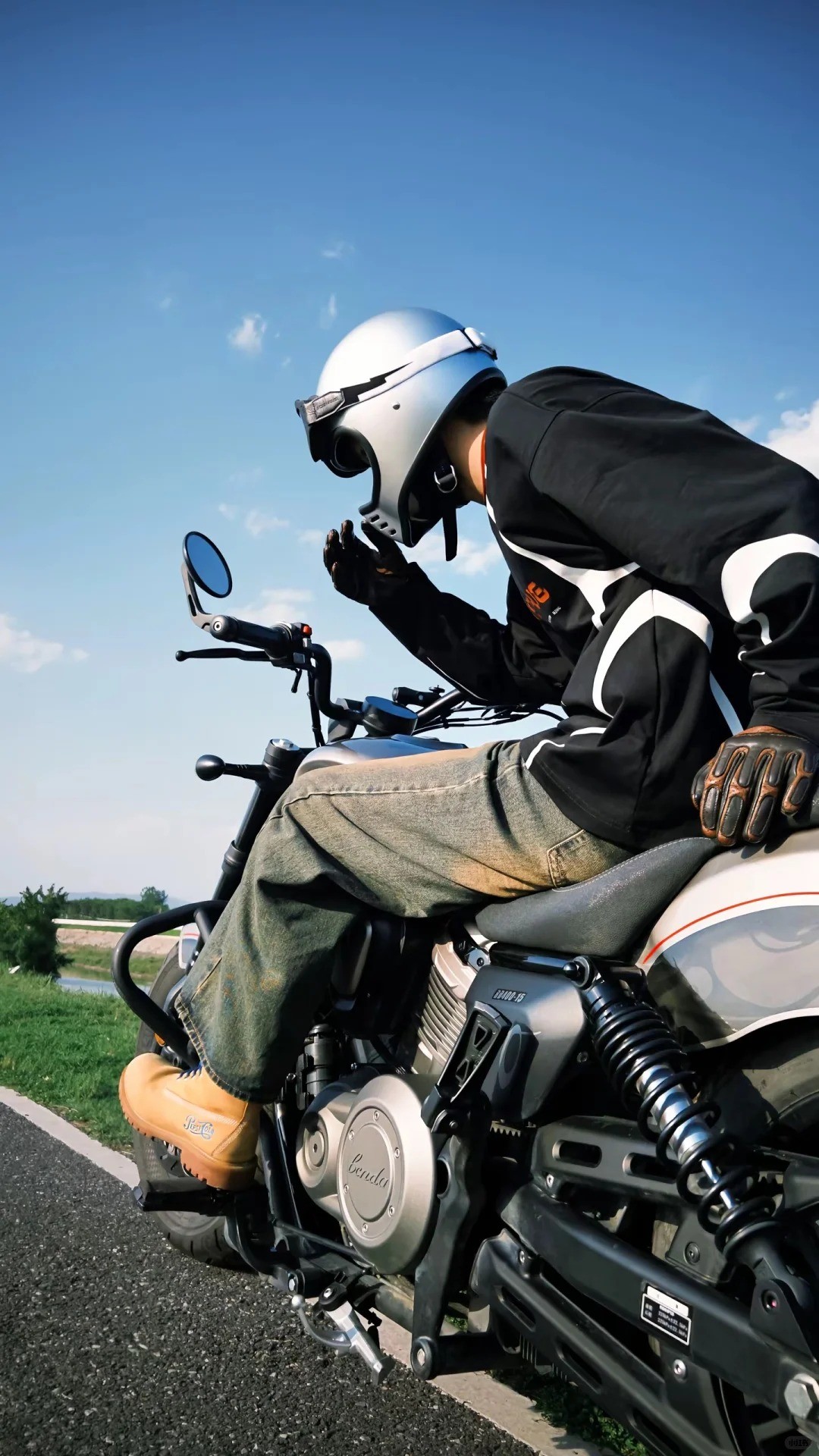 cách tạo dáng chụp ảnh với xe phân khối lớn