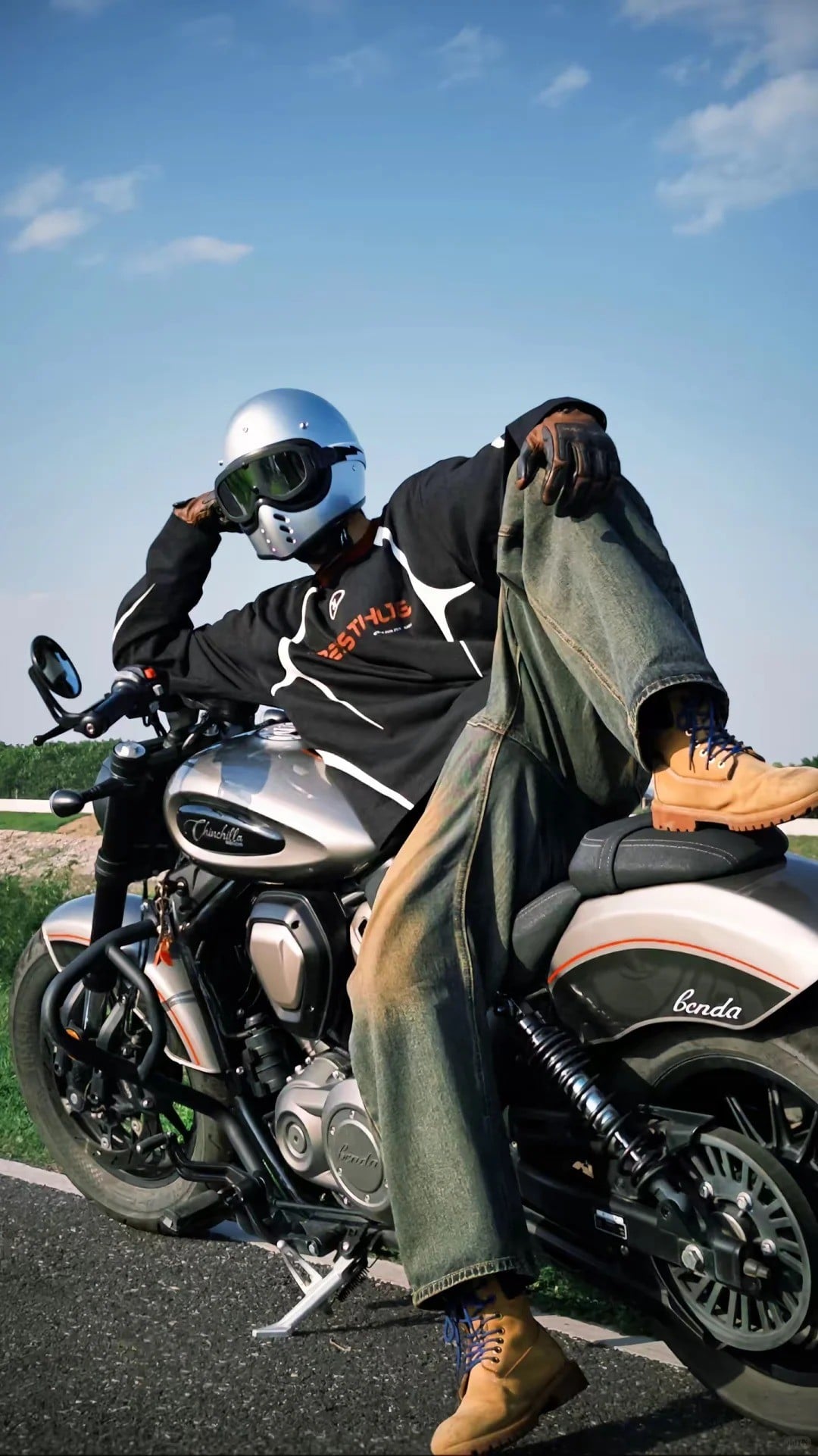 cách tạo dáng chụp ảnh với xe phân khối lớn