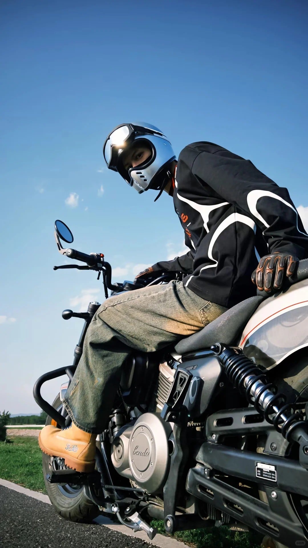 cách tạo dáng chụp ảnh với xe phân khối lớn