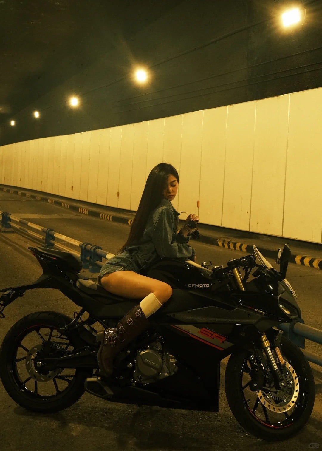 cách tạo dáng chụp ảnh với xe phân khối lớn