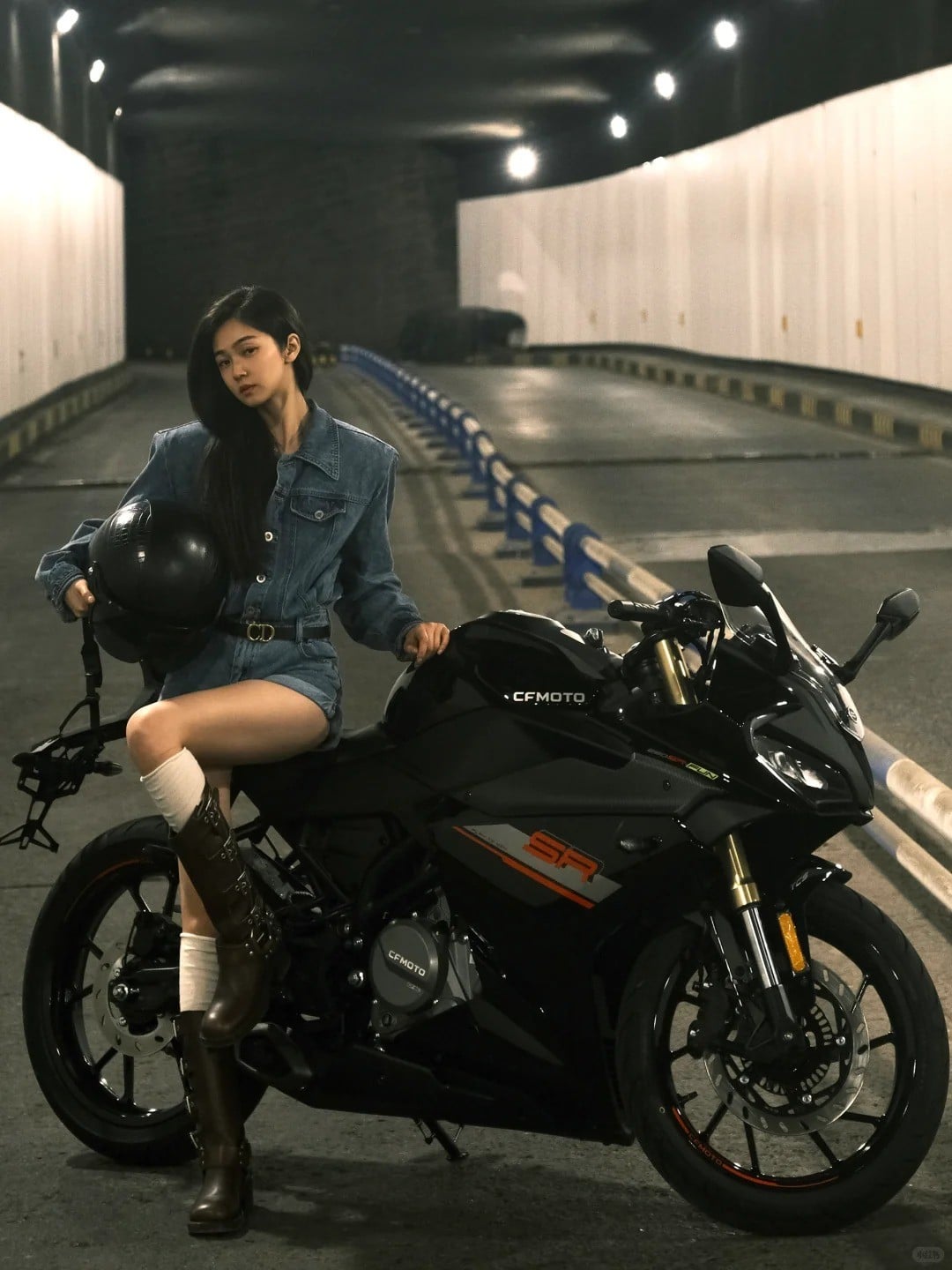 cách tạo dáng chụp ảnh với xe phân khối lớn