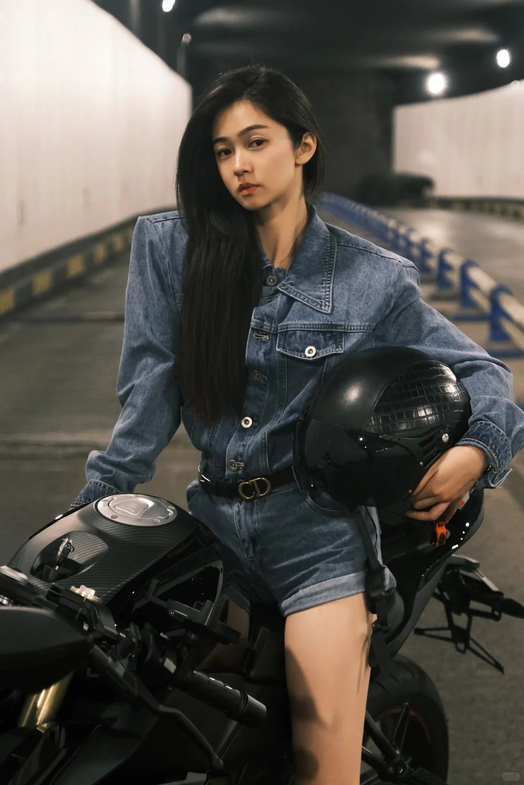 cách tạo dáng chụp ảnh với xe phân khối lớn