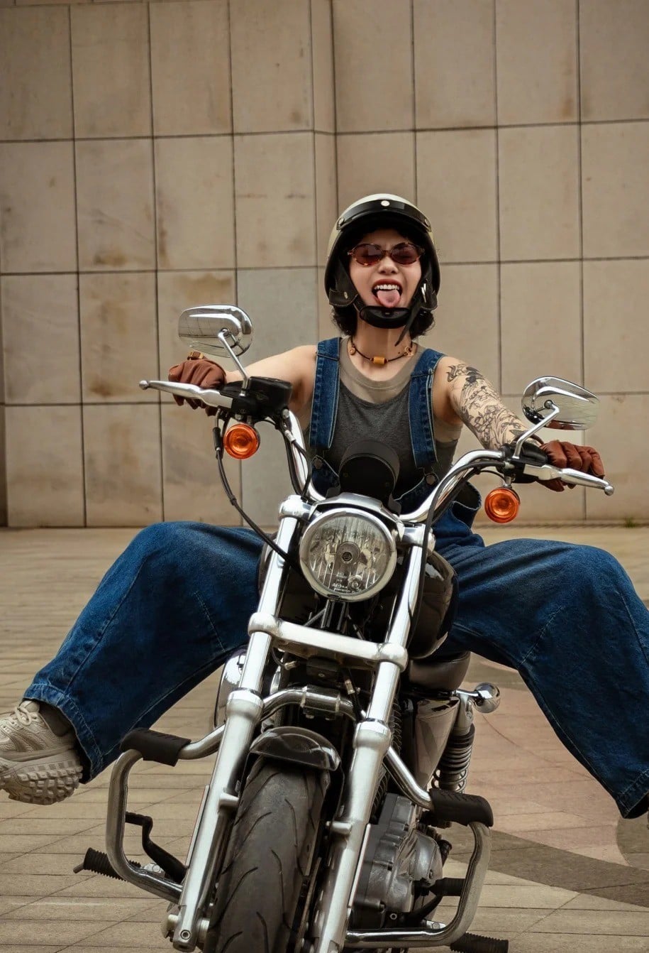 cách tạo dáng chụp ảnh với xe phân khối lớn