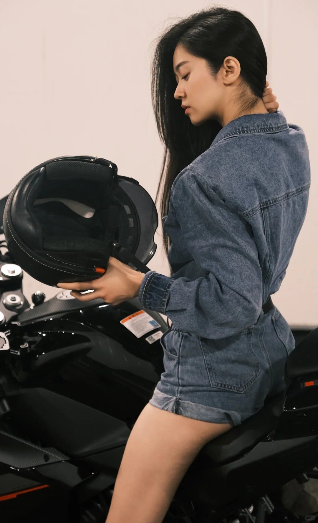 cách tạo dáng chụp ảnh với xe phân khối lớn