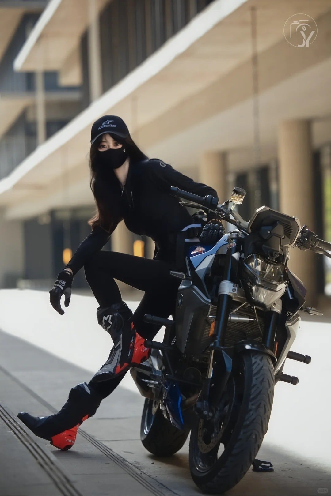 cách tạo dáng chụp ảnh với xe phân khối lớn