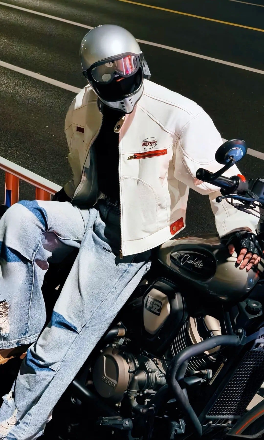 cách tạo dáng chụp ảnh với xe phân khối lớn