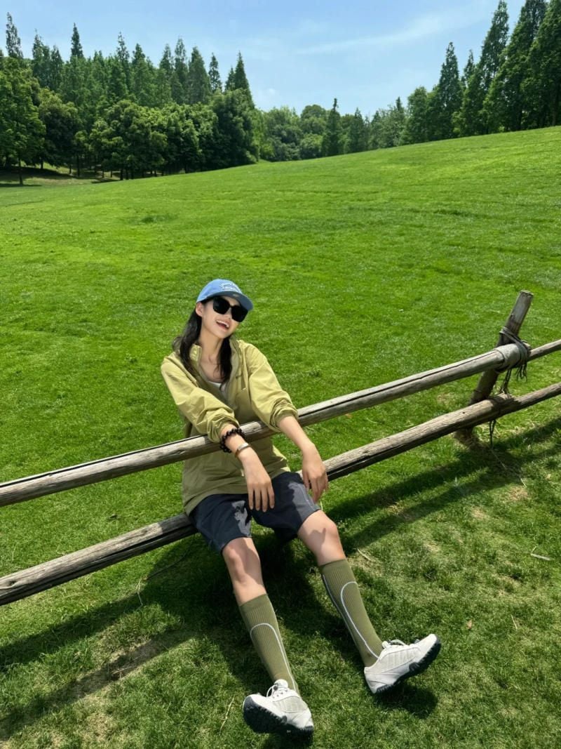 Concept chụp ảnh trên cỏ xanh