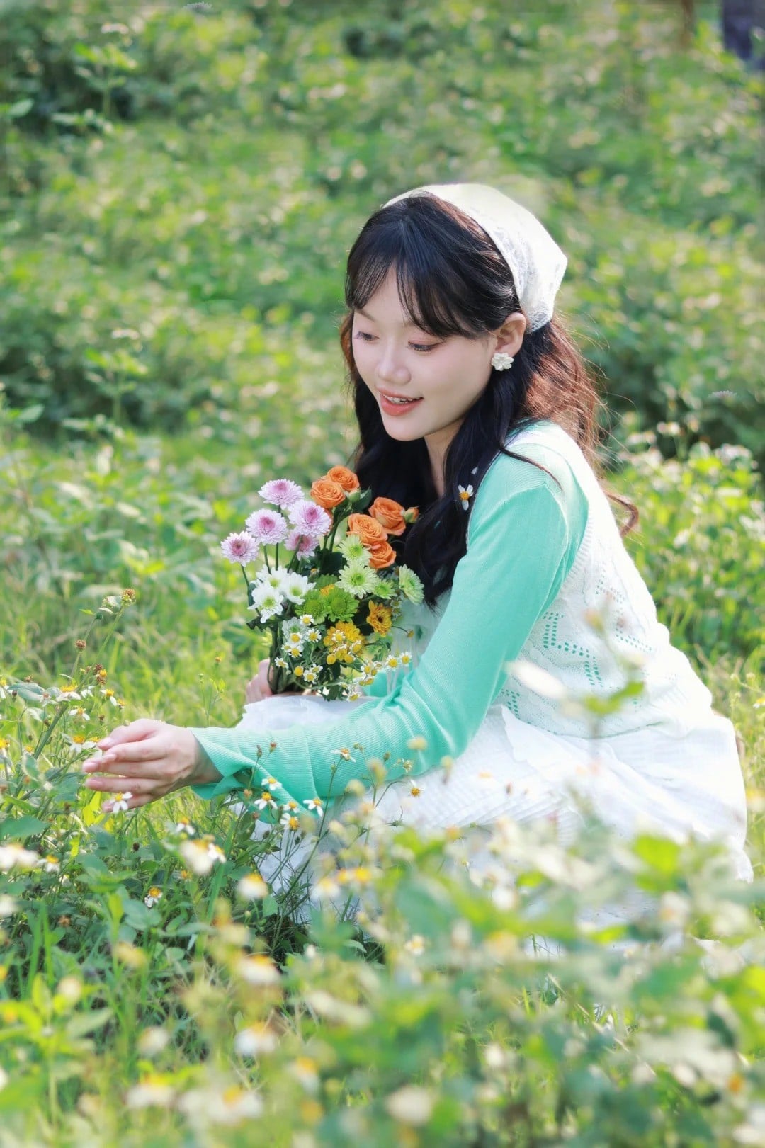 Cúi người nhặt hoa