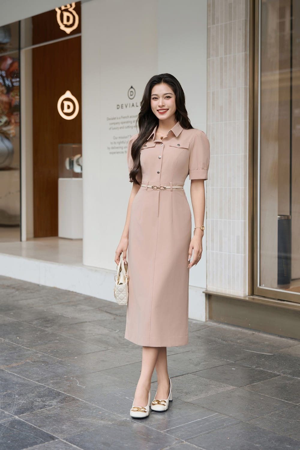 Đầm sơ mi thắt eo màu be dự tiệc trung niên