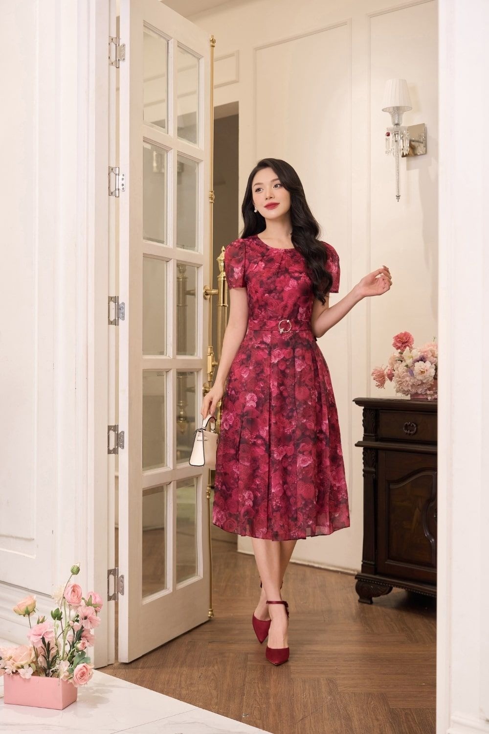 Đầm hoa xòe màu đỏ thắt eo dự tiệc trung niên