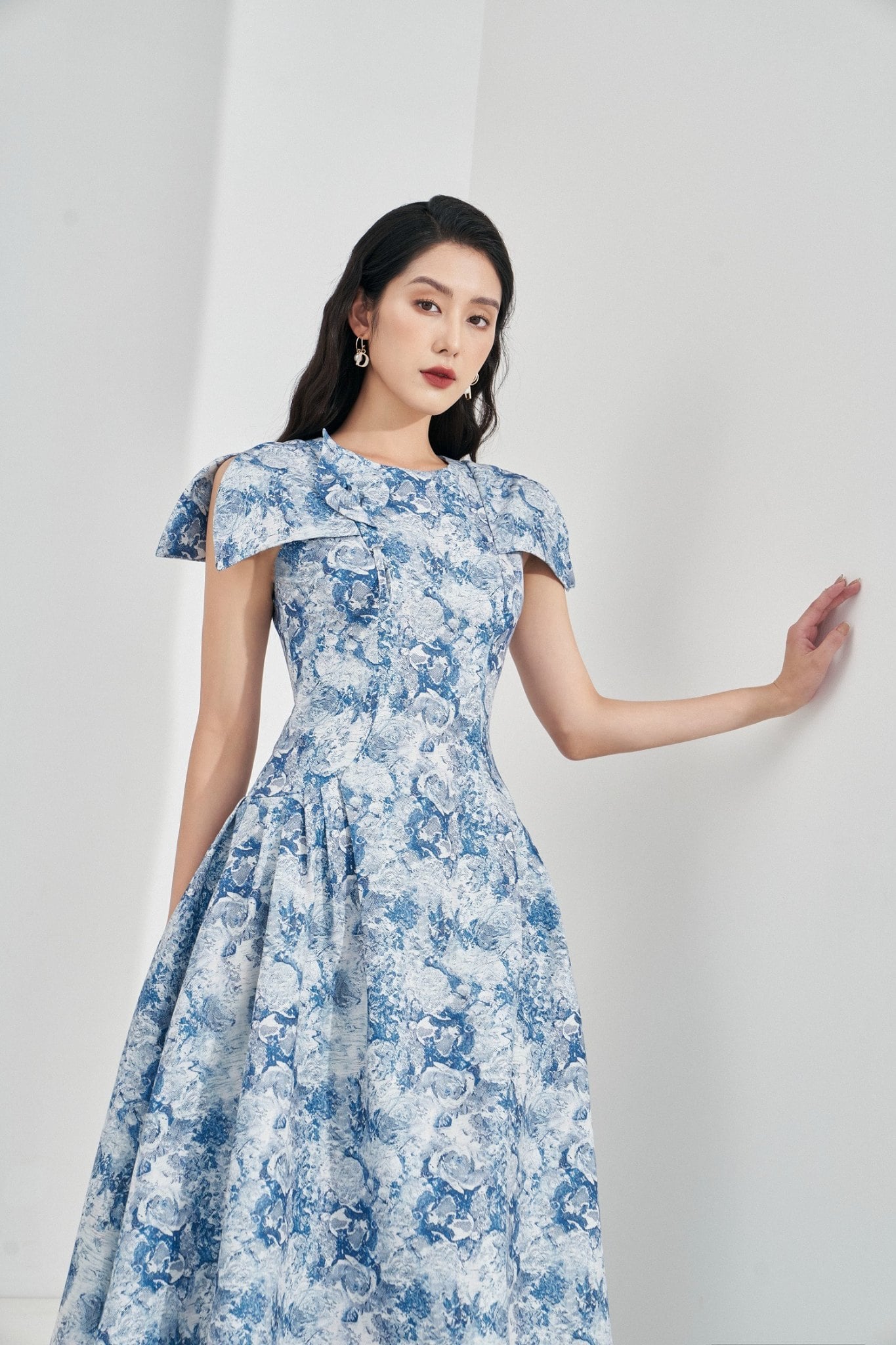 Đầm xòe vải gấm vân mây màu xanh trắng phối vai choàng cách điệu