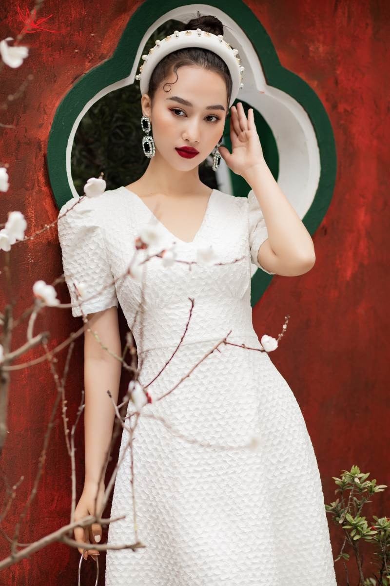 Đầm xòe vải gấm xốp màu trắng tinh khôi thiết kế cổ V tay bồng