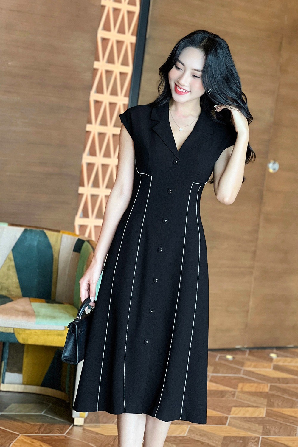 Đầm sơ mi đen viền chỉ trắng
