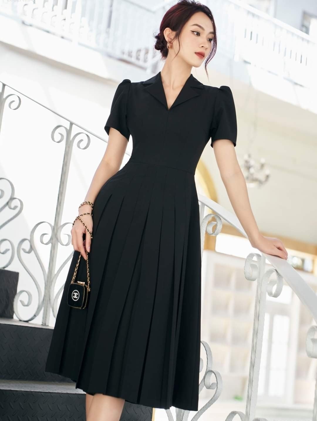 Đầm vest cộc tay chân váy xếp ly màu đen