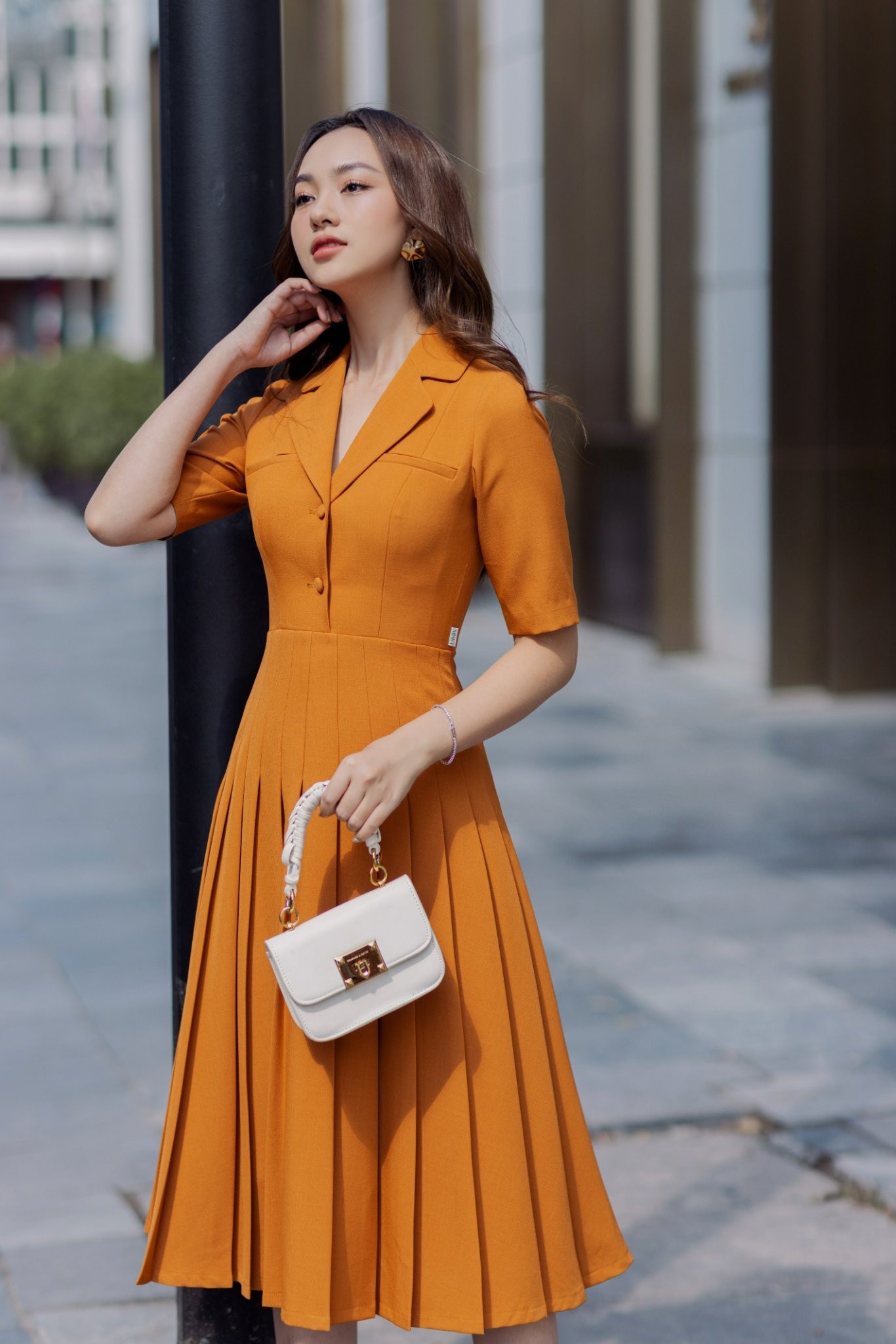 Đầm vest xếp ly chân váy màu vàng cam