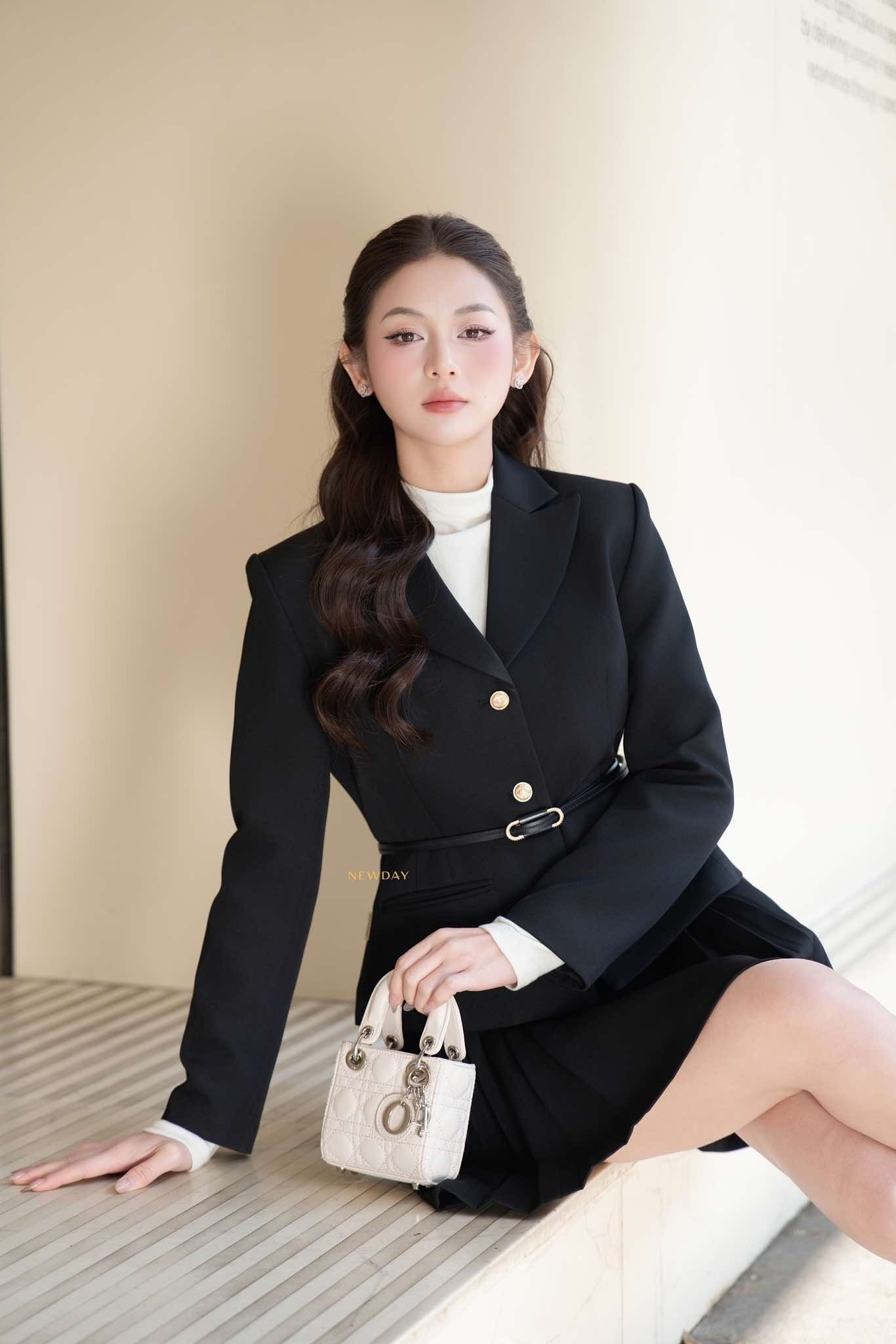 Set áo vest, áo trong và chân váy xếp ly đen