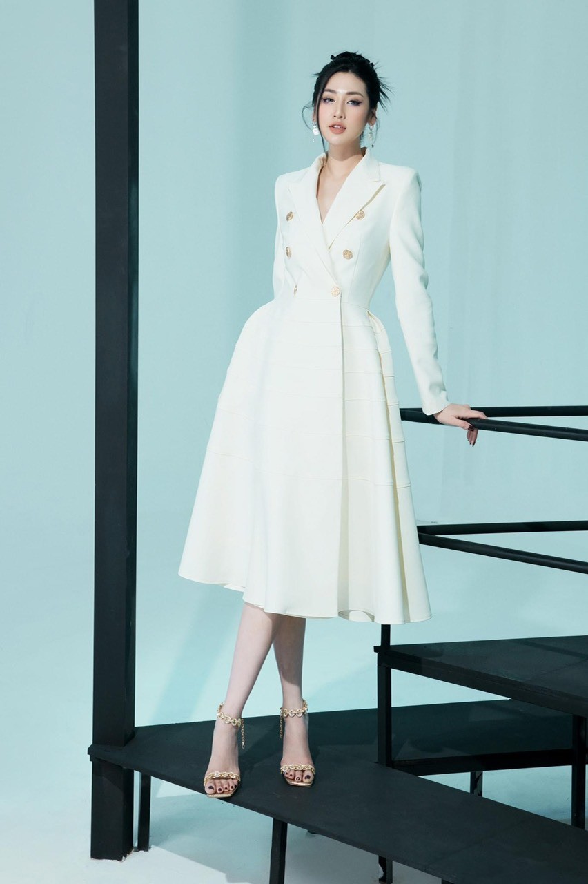 Đầm vest dáng dài cổ điển màu trắng kem