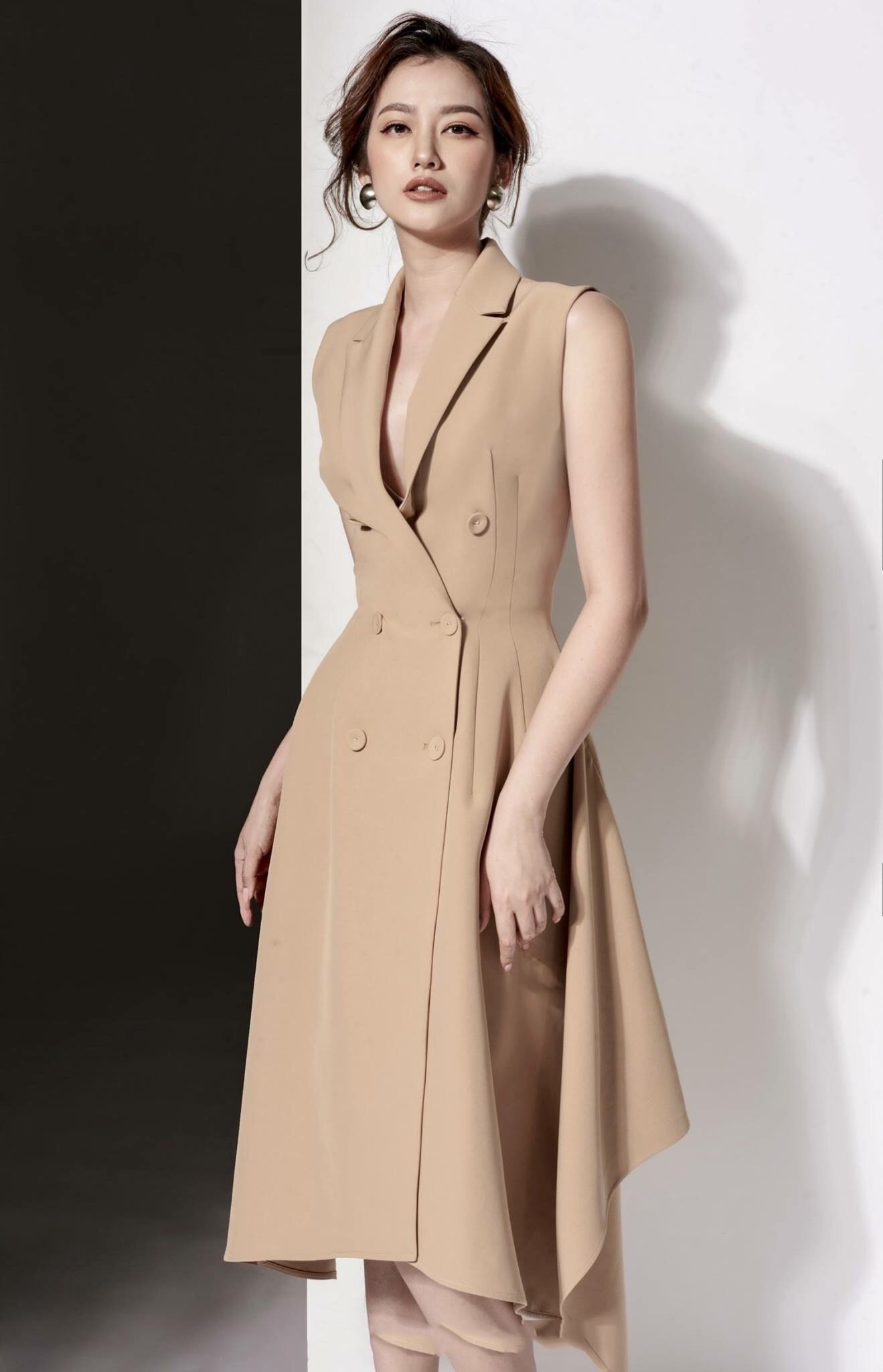 Đầm vest sát nách vạt lệch màu be