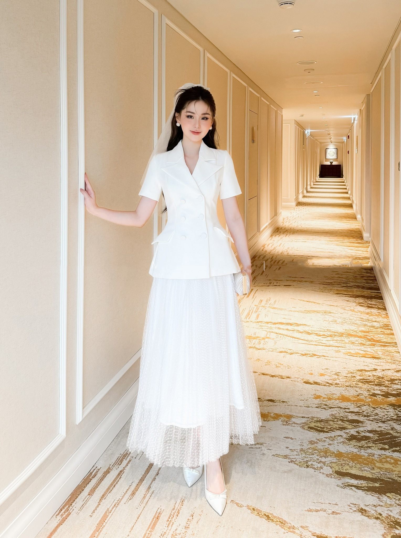 Set áo vest cộc tay và chân váy voan trắng