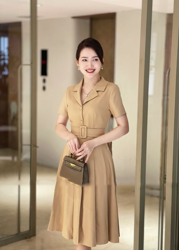 Đầm vest dập ly kèm thắt lưng màu be