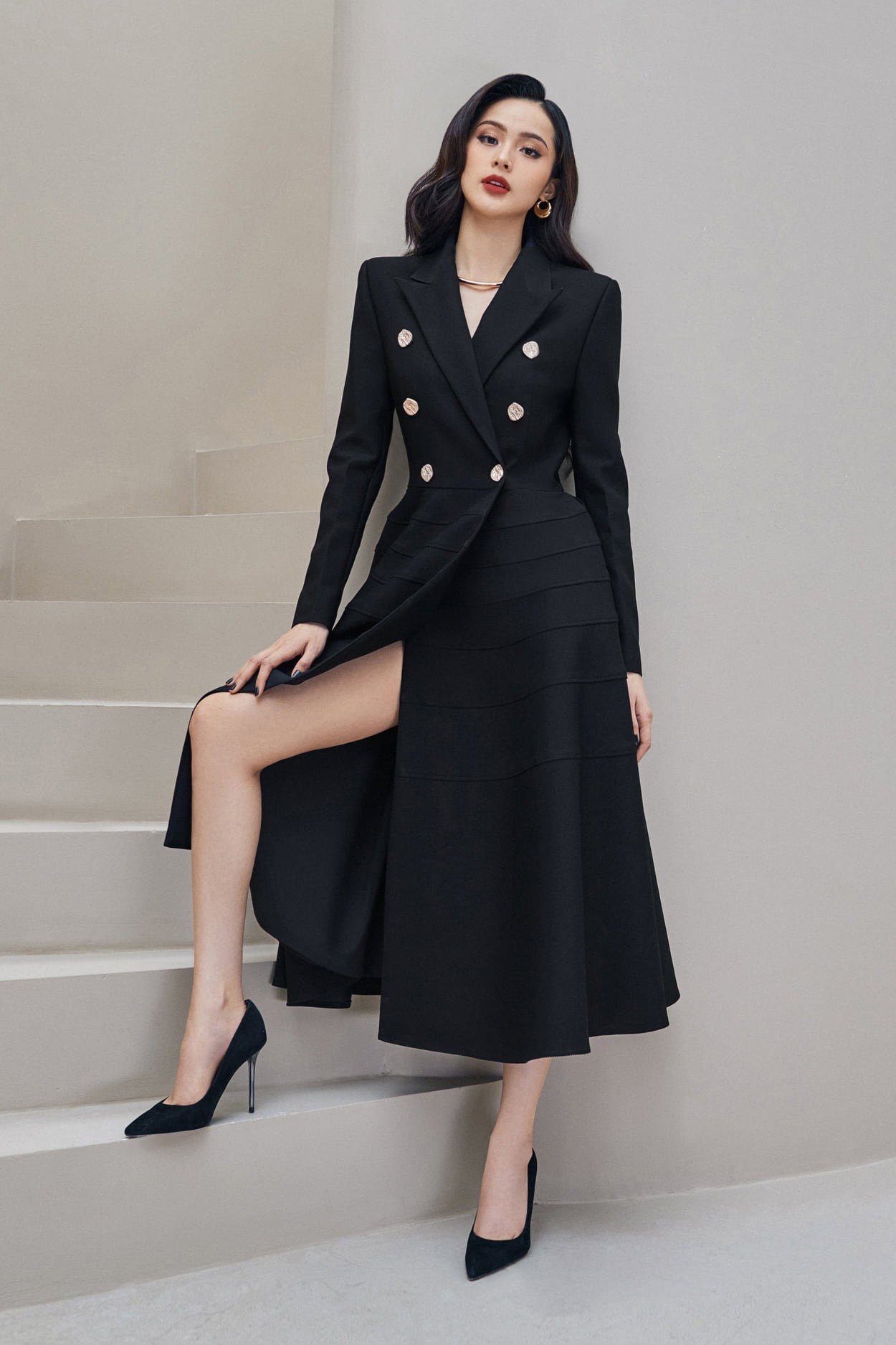 Đầm vest dáng dài xẻ tà màu đen