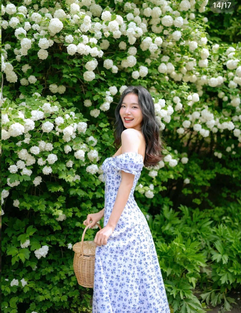 Nhìn lại phía sau qua vai