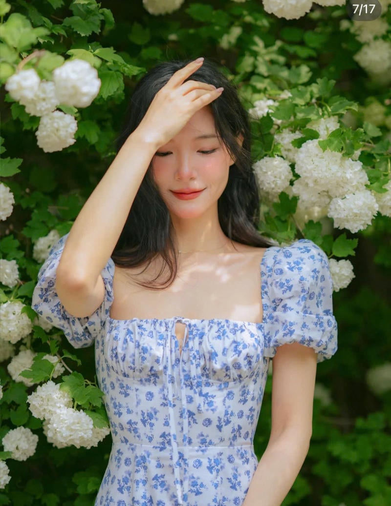 Đưa tay che nắng, mỉm cười tự nhiên