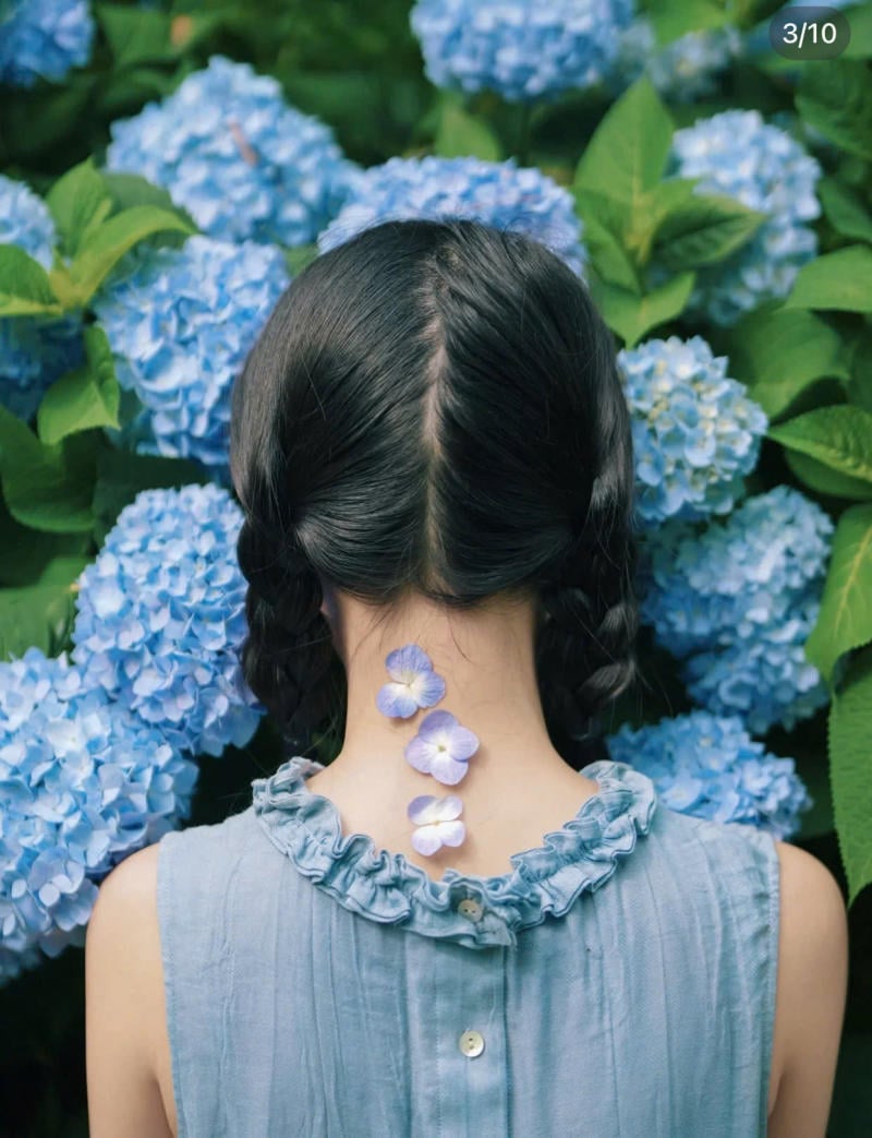 Để một cành hoa rơi nhẹ trên tóc