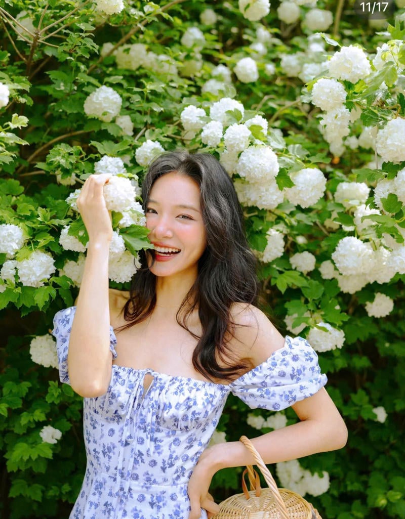 Dùng hoa che nửa khuôn mặt