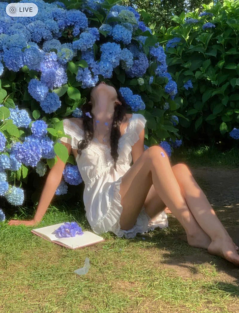 Ngửi hương hoa một cách tự nhiên